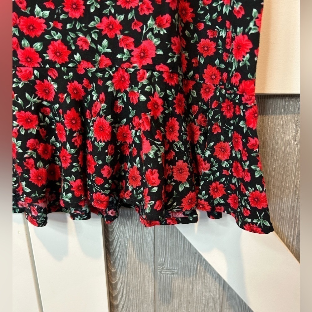 B058.  Christopher Banks floral red/black ruffled bottom side zip Sz 8 skirt. - Picture 4 of 4